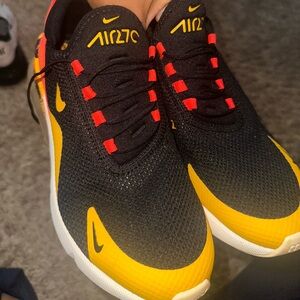 Nike Air Max 270
Floral Black Crimson Gold, 7.5W